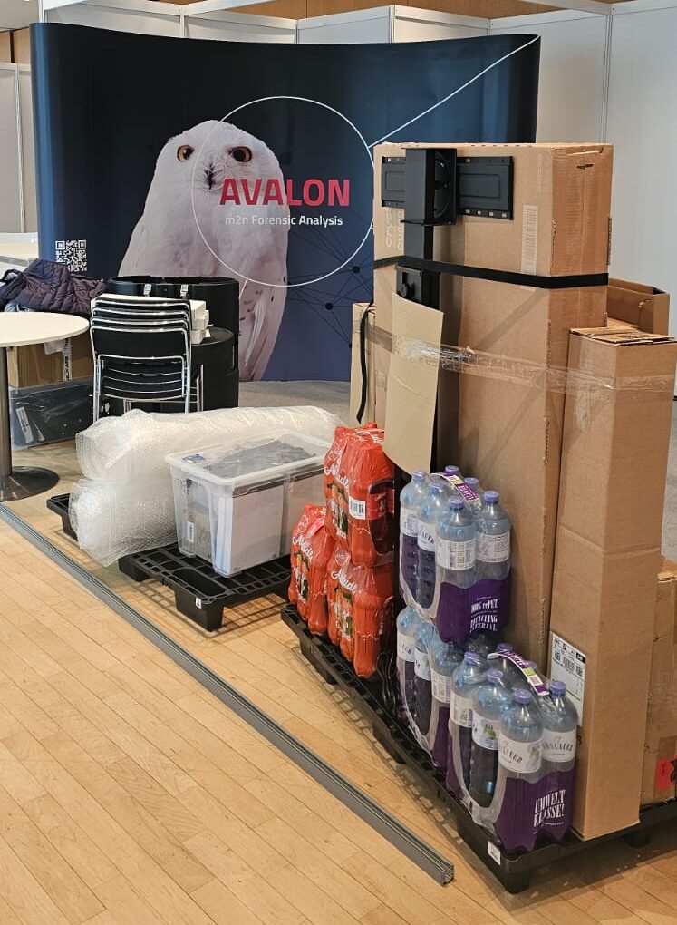 Stand mit Schachteln vollgestellt