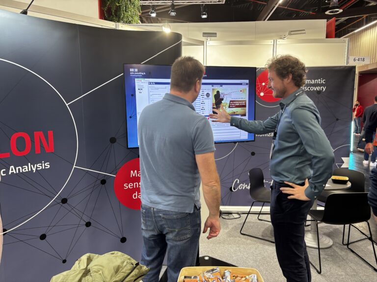 Alex erklärt einem Interessenten AVALON